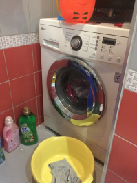 Бывают удачные модели.
Нам повезло купить стиралку перед рождением ребенка хорошую - нарадоваться не могу.

Денег особо не было - покупали стремно так - наркоман взял кредит прямо в магазине, и отдал стиралку за полцены ради наличных.

О, какая она хорошая оказалась. Там какой то неременной привод - она неубиваемая. Стираем по 3 раза в день (дети, много и быстро пачкается) - ей хоть бы хны.

Вот даже можете посчитать рекламой - но я редко вижу настолько удачные модели :)