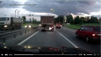 Да тут, по ходу, тормоза ушли(( Ни единой полоски на асфальте, хоть и стопари горят какой-то промежуток времени! Хорошо, что успел пролететь мимо и никого, по большому счету, не убил!!!