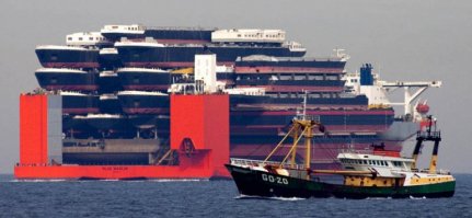 Корабль оборудован 38 каютами, чтобы разместить 60 человек, комнату разминки, сауну и специальные плавающие средства.