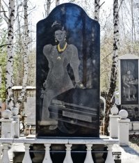 На многих памятниках изображены также женщины, которые играли не самую последнюю роль в криминальной жизни.