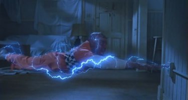 Поврежденная линия электропередач впечатлила очевидцев бегущими огненными вспышками