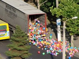 эм.. алло!? это курьер, привозите детей сюда, день рождения сделаем на живописном тротуаре....