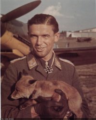да, Франц фон Верра и талисман II./JG 3. львёнок Симба.
Командир I/JG-54  Ханс "Фипс" Филипп с лисенком. Фипса сбил американец на Р-47. Судьба лисенка неизвестна.