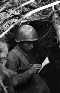 Младший лейтенант С. Е.Каждан, фото 3 ноября 1942 г. В боях подо Ржевом уничтожил 25 немцев и 4 пулемётных точки.
Оригинал и расцветка: