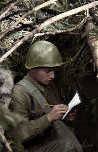 Младший лейтенант С. Е.Каждан, фото 3 ноября 1942 г. В боях подо Ржевом уничтожил 25 немцев и 4 пулемётных точки.
Оригинал и расцветка: