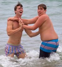 того что нагулял с прислугой на него и похож
а этого справа явно жене сосед приделал