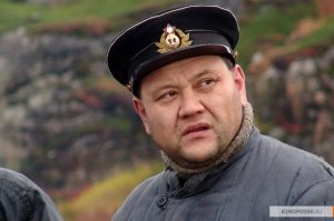 Так погиб Юрий Степанов. Четверка стояла на поворот, в неё влетела Мазда и вытолкнула на встречку, где в неё воткнулся автомобиль с Актером.
Не выкручивайте руль на перекрёстке до начала движения!