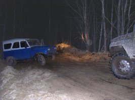 Как-то раз, лет десять назад клуб "4х4 Тур" проводил традиционное мероприятие "Полуночное Внедорожное Дезориентирование". Внедорожная гонка по координатным точкам, в общем. Старт в полночь и около 12-14 часов длительность.
Суть в том, что даже подготовленные по TR2 машины с той гонки возвращались не все - некоторые садились в глухом бездорожье и ждали потом эвакуационные партии, которые их спасали уже после гонок.

В одной из таких партий принимал участие наш экипаж. Мы отыскали застрявший УАЗ, вытащили его из болота и поволокли в базовый лагерь, поскольку у него была оторвана рулевая тяга, по времени это была уже примерно полночь следующей ночи.
И тут видим посреди леса картину маслом - в обычной канаве у дороги сидит наглухо в грязи обычный УАЗик в заводской комплектации на штатных колесах. Машина открыта, хозяина нет - мы поорали, посигналили и решили, что он пошел в деревню пешком (километров 15, между прочим) и утром вернется с трактором. 
Ну, мы подумали, что раз мы спасательная партия, спасать надо всех, кто попадется, зацепили его лебедкой и вытащили из оврага на твердый грунт. И поехали дальше.

А мужик, небось, утром пришел туда с трактором, охƴел и кинулся писать на Фишки историю, как лешие и кикиморы вытолкали его машину из оврага, пока он спал...

Помню, я этот эпизод даже сфотографировал:
