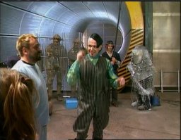 Думаю сценарий моды будет развиваться так, как видит Жан-Поль Готье из фильма 5-ый элемент.