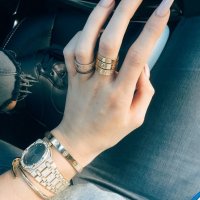 Куяссе, любительница Cartier + AP.

На одной руке цацок столько, что можно S Class купить