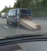 Пипец, еще и по третьей полосе шпарит...