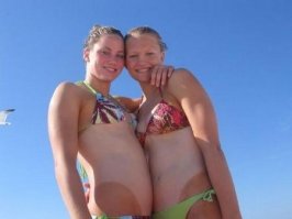 Что замысловатые купальники делают с девушками