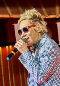 Я снимал его выступление год назад. Он уже тогда выглядел плохо, очень нездоровый вид был...