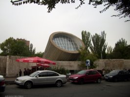 А вот станция метро "Молодежная" ( Еритасардакан) в Ереване.
Находится между улицами Исаакян и Московян. Так названа потому, что вокруг много учебных заведений. А молодежной улицы, увы, в Ереване нет.