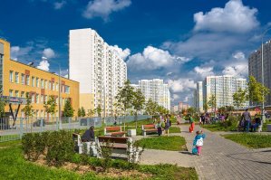 Молодежный бульвар, г. Мытищи, Московская обл. Новостройки и школа слева