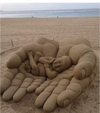 Вот зачем мужчина стал заполнять резиновые перчатки раствором