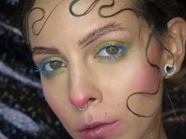 В носу волосы или сопли?)))