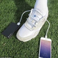 Предлагаю улучшить изобретение. Взять ботфорты и девайсы за голенище положить. Тогда на ходу заряжать можно