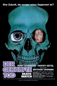 Ай-яй-яй, эта тема была ещё в 1980 году в фильме "Прямой репортаж о смерти / La Mort en direct (1980)". Кстати фильм был наикрутейший.

В будущем, когда все болезни были устранены, умирать люди стали значительно реже. Поэтому это событие стало объектом спекуляции на рынке теленовостей. Телевизионный продюсер Винсент Ферриман ведет популярную телепередачу  Смерть в прямом эфире . Ему помогает Родди, режиссер, который вставил миниатюрную камеру в свой глаз. Таким образом, все, что он видит, транслируется на экран. Тем временем писательница популярных романов Катрин Мортенхо неожиданно обнаруживает, что заражена неизлечимой болезнью. Телевизионные компании просят уступить им эксклюзивные права, чтобы запечатлеть ее смерть. Она соглашается стать объектом съемок для передачи. В конце концов, измученная этой сомнительной популярностью, Катрин убегает. Родди находит женщину и становится ее товарищем. Испытывая отвращение к своей роли в этой игре, Родди разъединяет контакты камеры и признается во всем писательнице. Катрин страдает все больше и больше. На самом деле, все это трюк: она не больна. Лекарства, которые она принимает, медленно ее убивают, и счастливое выздоровление в последнюю секунду необходимо, чтобы придать новый импульс телепередаче. Но Катрин, разочаровавшись в обществе, предпочитает покончить жизнь самоубийством. Потерявший голову Родди бросается с ножом на Винсента 
Действие фильма происходит в окрестностях Глазго в недалёком будущем. Некий телевизионный босс решает показать зрителям сенсационный репортаж о последних часах жизни человека. Выбор падает на писательницу Катрин (Роми Шнайдер). А репортёру Родди (Харви Кайтел), взявшемуся за это грязное дело, в мозг вмонтировали минипередатчик, а глаза служат объективами. Но Родди увлекается жертвой и, чтобы спасти её, ослепляет себя.