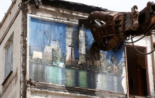 2141 год. 100 лет после термоядерный войны. Гигантский робот в порыве ностальгии гладит наскальное изображение былого города