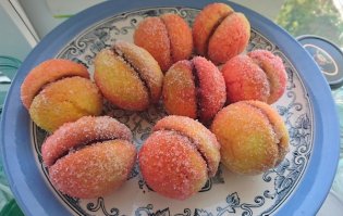 забыли про настоящие ЭКЛЕРЧИКИ, с настоящим кремом внутри, а ни как сейчас то начинка из безе, а то вообще ни пойми из чего(((( а пирожненое "Орешки", миндальные