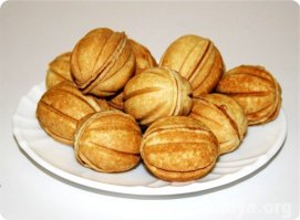 забыли про настоящие ЭКЛЕРЧИКИ, с настоящим кремом внутри, а ни как сейчас то начинка из безе, а то вообще ни пойми из чего(((( а пирожненое "Орешки", миндальные