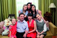 Даже и не знаю, с чего начать рассказ о Пуговке?
Давай начнём с братьев Люмьер.
В 1885-м году братья Люмьер изобрели синематограф.
Ну, потом были там всякие Веры Холодные, Чаплины, "Броненосец "Потёмкин" Сергея Эйзенштейна.
В 1975-м году Эльдар Рязанов снял "Иронию судьбы"...
В 2007-м году начали снимать сериал "Папины дочки", который был в работе 6 лет.

Самую младшую, пятую, дочку звали Полина Сергеевна Васнецова, а в обиходе -- Пуговка за её малый возраст и рост.
Сыграла Пуговку Катя Старшова: на момент начал съёмок ей было всего 6 лет.

Кажется, что сериал начался вчера, а на самом деле Катя уже окончила школу.