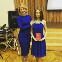 Даже и не знаю, с чего начать рассказ о Пуговке?
Давай начнём с братьев Люмьер.
В 1885-м году братья Люмьер изобрели синематограф.
Ну, потом были там всякие Веры Холодные, Чаплины, "Броненосец "Потёмкин" Сергея Эйзенштейна.
В 1975-м году Эльдар Рязанов снял "Иронию судьбы"...
В 2007-м году начали снимать сериал "Папины дочки", который был в работе 6 лет.

Самую младшую, пятую, дочку звали Полина Сергеевна Васнецова, а в обиходе -- Пуговка за её малый возраст и рост.
Сыграла Пуговку Катя Старшова: на момент начал съёмок ей было всего 6 лет.

Кажется, что сериал начался вчера, а на самом деле Катя уже окончила школу.