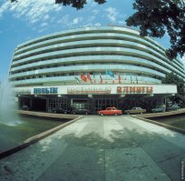 Фотография 1984-го года. Алма-Ата, гостиница "Алма-Ата", ресторан "Иссык".
За год до до этого, в 1983-м году в этом ресторане мы с моей женой сыграли свадьбу.
Ох... где же она силы-то берёт, чтобы терпеть меня вот уже 34 года?.. :)