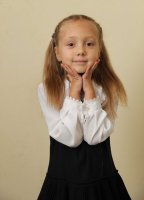 Даже и не знаю, с чего начать рассказ о Пуговке?
Давай начнём с братьев Люмьер.
В 1885-м году братья Люмьер изобрели синематограф.
Ну, потом были там всякие Веры Холодные, Чаплины, "Броненосец "Потёмкин" Сергея Эйзенштейна.
В 1975-м году Эльдар Рязанов снял "Иронию судьбы"...
В 2007-м году начали снимать сериал "Папины дочки", который был в работе 6 лет.

Самую младшую, пятую, дочку звали Полина Сергеевна Васнецова, а в обиходе -- Пуговка за её малый возраст и рост.
Сыграла Пуговку Катя Старшова: на момент начал съёмок ей было всего 6 лет.

Кажется, что сериал начался вчера, а на самом деле Катя уже окончила школу.