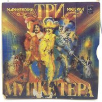 Факт, про который мало кто знает. Первоначально "Три мушкетёра" был музыкальным спектаклем и ставился на сцене ТЮЗа. Затем почти все музыкальные композиции были перепеты и перекочевали в фильм.