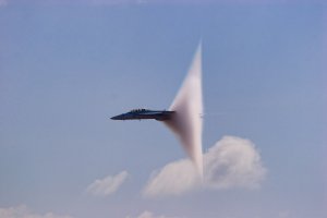 Эффект Прандтля   Глоерта   явление, заключающееся в конденсации атмосферной влаги позади объекта, движущегося на околозвуковых скоростях. Чаще всего наблюдается у самолётов. Эффект назван в честь немецкого физика Людвига Прандтля и английского физика Германна Глоерта.

Существует распространённое заблуждение, что возникновение облака из-за эффекта Прандтля   Глоерта означает, что именно в этот момент самолёт преодолевает  звуковой барьер . На самом деле, проявление этого эффекта зависит не только от скорости самолёта, но и от температуры и влажности воздуха. В условиях нормальной или слегка повышенной влажности облако образуется только при скоростях, близких к скорости звука. В условиях очень высокой влажности эффект можно наблюдать и на намного более низких (дозвуковых) скоростях, например на аэродинамических элементах автомобилей во время гонок Формула-1 в дождливую погоду.