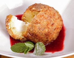 вот самый вкусный необычный вариант мороженого: 
-шарики пломбира - остужаются в морозильной камере, потом обмакиваются в очень жидкое тесто, кляр, потом обваливаются во фсяком вкустном - дроблёные кедровые орешки, шоколадная крошка и т.д. и бросаются на 30 сек во фритюрницу, в кипящее масло