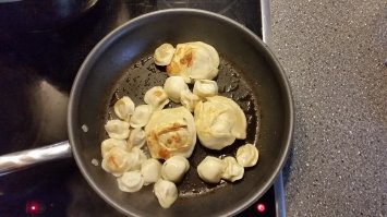 А я люблю манты посыпанные пельменями.