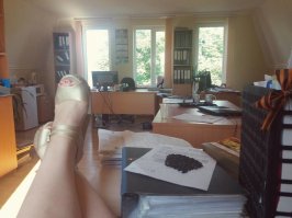 Можно вывести девушку из деревни, но нельзя деревню из девушки.
Семки в офисе - моветон )))