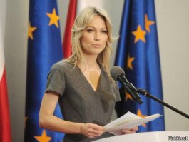 Бывшая президент Аргентины- Кристина Киршнер.
Кандидатка в президенты Польши (не прошла) - Магдалена Огурек.
А так из ныне действующих дам-президентов, мне кажется, Колинда Грабар-Китарович вне конкуренции.