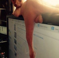 это не мой)) но подпись была,мой кот,когда хочет привлечь внимание)))