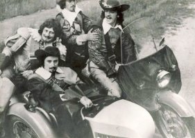 В перерывах, на съемочной площадке: