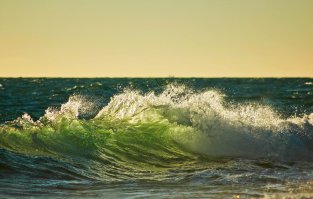 это я снимала на Тамани. ЭТо не Геленджик! вот вам вода в Геленджикской бухте! Не понимаю,откуда столько ненависти.... и кстати в бухте отличное течение..