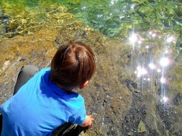 это я снимала на Тамани. ЭТо не Геленджик! вот вам вода в Геленджикской бухте! Не понимаю,откуда столько ненависти.... и кстати в бухте отличное течение..