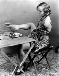 Собственно, в данном фильме фигурируют и Ку-ку (настоящее имя - Минни Вулзи), и Принц Рандиан (на фото), и Ольга Родерик (бородатая женщина, на фото), и Жозефина-Джозеф, и Фрэнсис Белль О Коннор (женщина без рук), и другие артисты цирковых шоу.