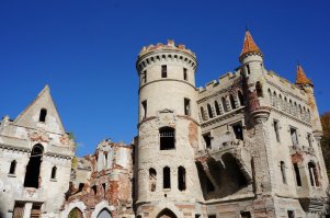 Замок Храповицкого. Шедевр в руинах, сейчас вроде начали восстанавливать, а вообще грустно все это