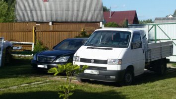 Разница в грузоподьемности формально 500 кг. Хотя понятно, что на т-4 можно и 1.5 тонны положить, а на газели и по 2.5 грузят. Опять же тут вопрос для чего машина, если зарабатывать, то газель не жалко, можо убивать. Хотя с другой стороны сколько бегает живых 20 летних газелей и сколько Т-4. Газель через 3-4 года на помойку можно выкидывать.
 И говоря про легковушку и грузовик, ты наверно ошибся, я вот какой имел ввиду фольксваген, и 6метровые доски и брус возил спокойно.