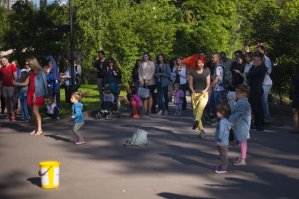 Очень яркая и позитивная девушка. Часто вижу ее в Парке Горького, зажигает рядом с разными уличными музыкантами, отлично поднимает настроение)