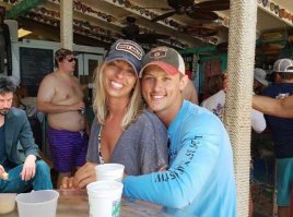 Девушка попросила убрать незнакомца с помолвочного снимка, а за дело взялись фотошоп-тролли