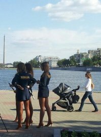 Дресс-код сотрудниц в разных компаниях: красавицы в форме