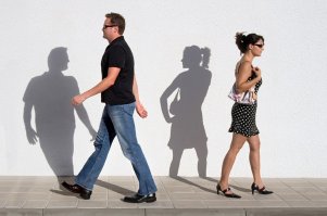 Я оглянулся посмотреть не оглянулась ли она... 
"Смотри вперёд, кобель!" - сказала мне жена.