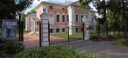 Город Чехов, Московская область. Усадьба Лопасня-Зачатьевское, принадлежавшая Гончаровым-Васильчиковым.
На 1 фото усадьба выглядела лет 30 назад, на 2 фото выглядит сейчас.