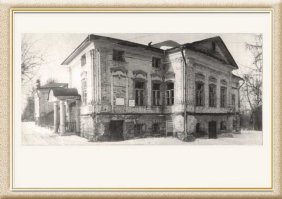 Город Чехов, Московская область. Усадьба Лопасня-Зачатьевское, принадлежавшая Гончаровым-Васильчиковым.
На 1 фото усадьба выглядела лет 30 назад, на 2 фото выглядит сейчас.