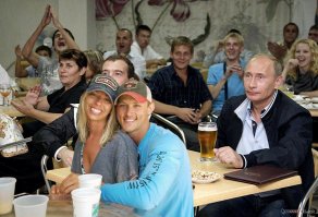 Девушка попросила убрать незнакомца с помолвочного снимка, а за дело взялись фотошоп-тролли